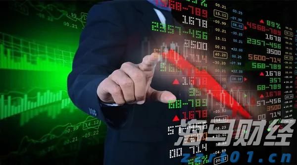 贵港交警：错峰送考护航高考生提前奔赴考点